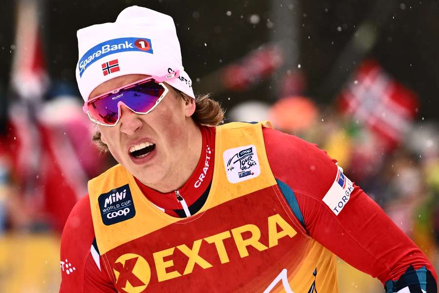 Tour de Ski-Sieger Johannes Hösflot Kläbo sind die Mühen der letzten Tage anzumerken