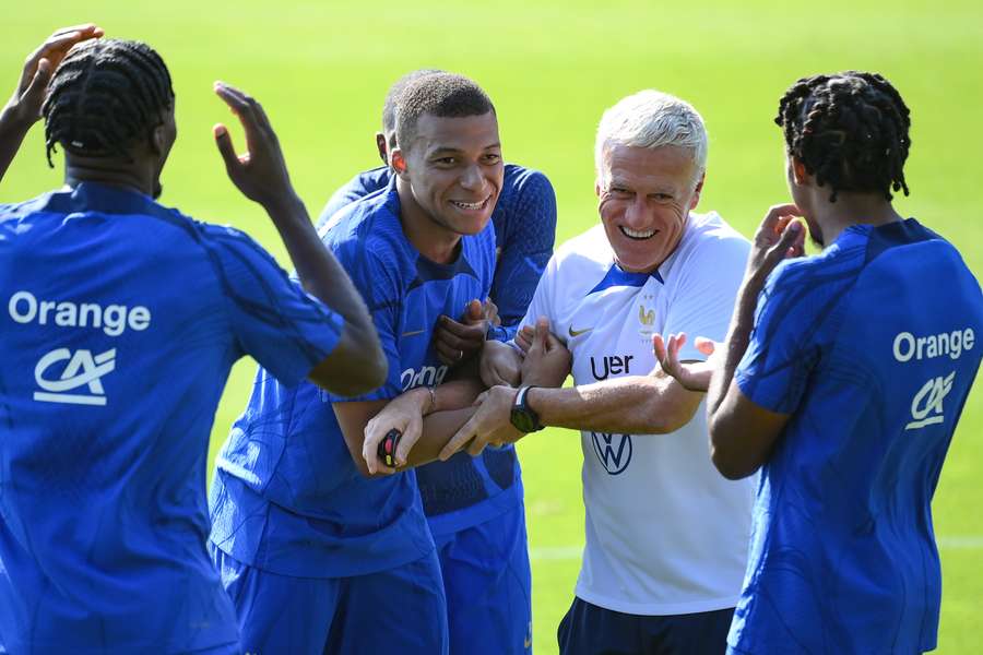 Mbappé está no momento treinando com a França