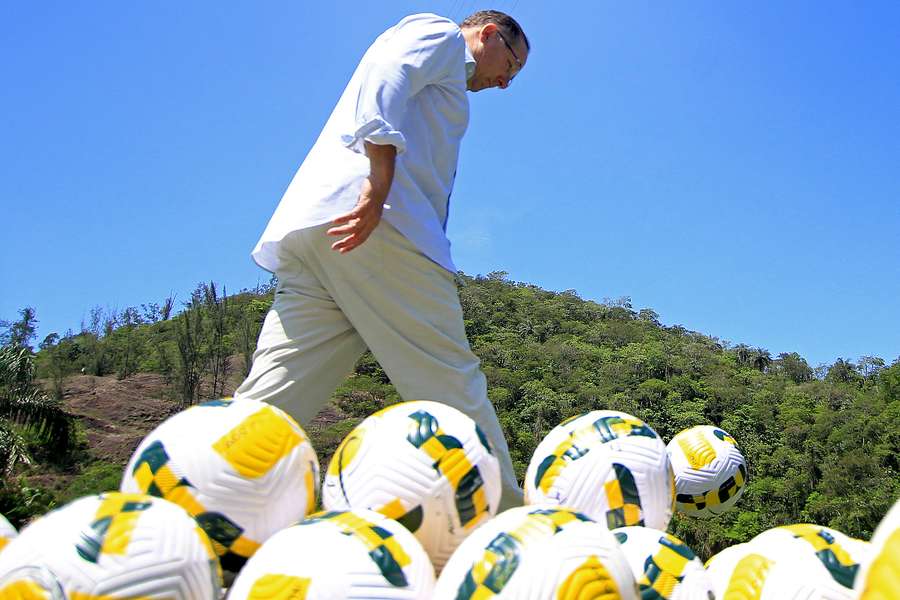 Textor controla vários clubes ao redor do mundo Textor controla vários clubes ao redor do mundo