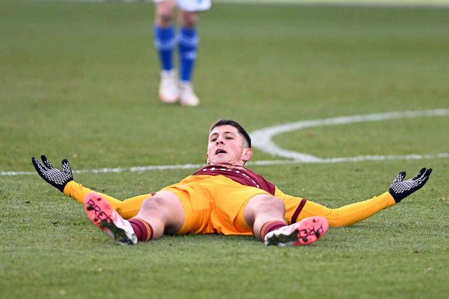 Pražská Dukla se potýká v závěru podzimu se ztrátou formy a je adeptem na padáka. Pražská Dukla se potýká v závěru podzimu se ztrátou formy a je adeptem na padáka.