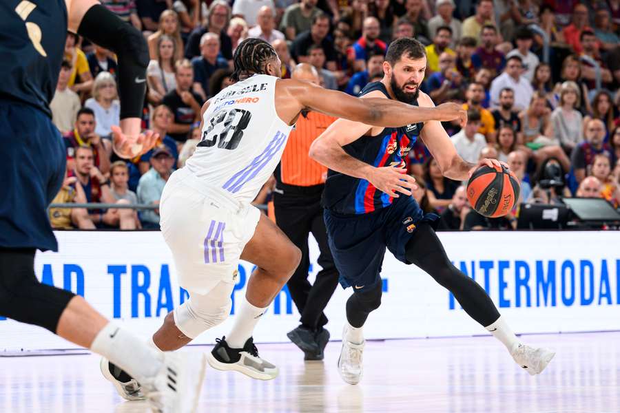 Mirotic y Vesely ponen al Barça a una sola victoria de proclamarse campeón (86-85)