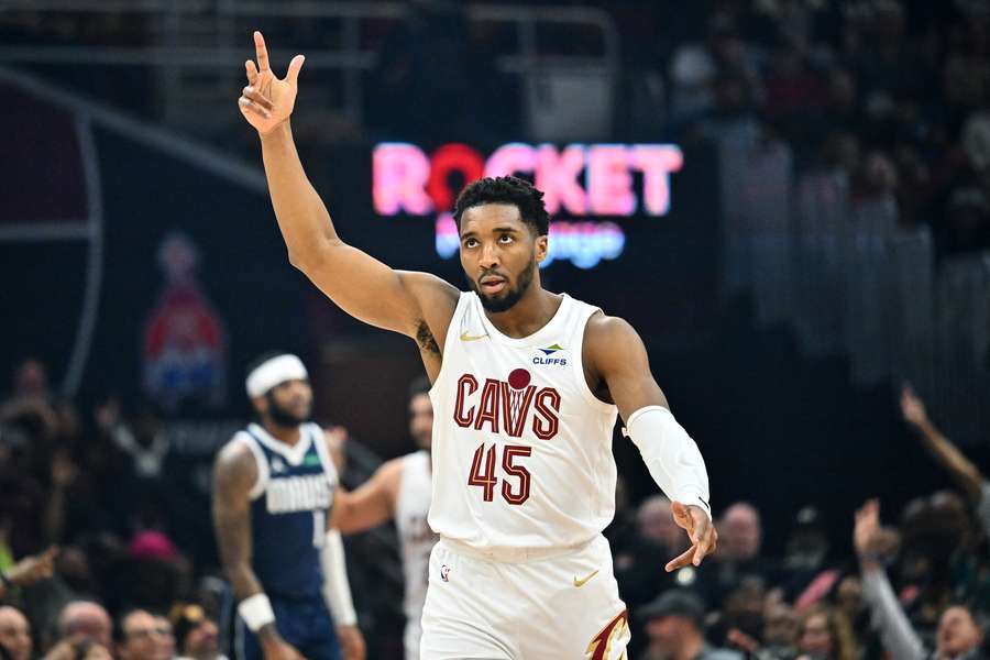 Donovan Mitchell e os Cavs não tiveram dificuldades em vencer os Mavs