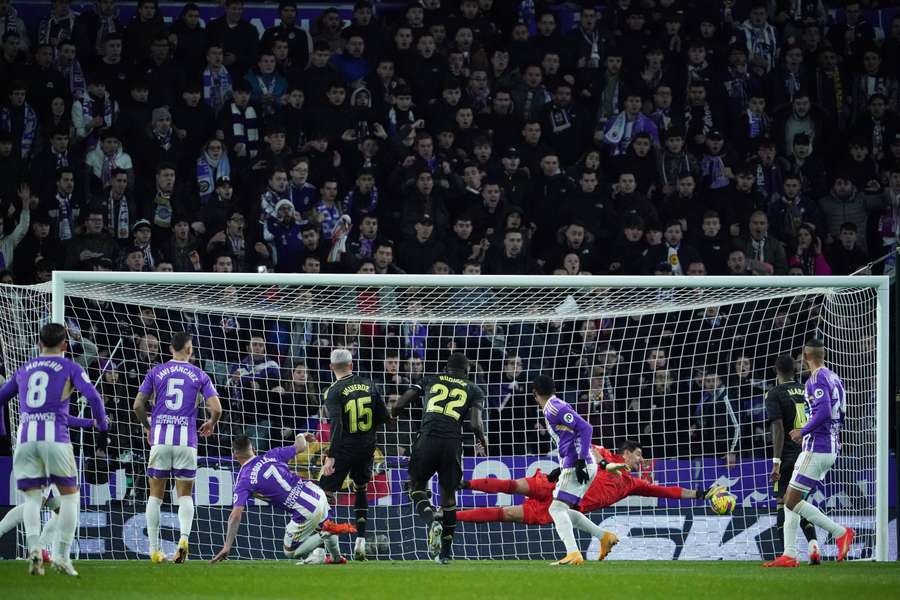 Courtois frena un cabezazo letal ante el Valladolid