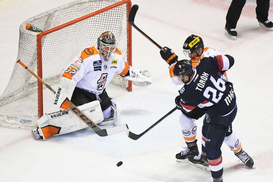 Vľavo brankár Jaroslav Janus, vpravo dole Tomáš Török v zápase HC Košice – HC Slovan Bratislava.