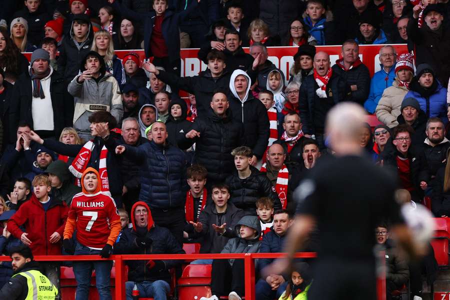 Les supporters de Nottingham Forest réagissant après le but victorieux.