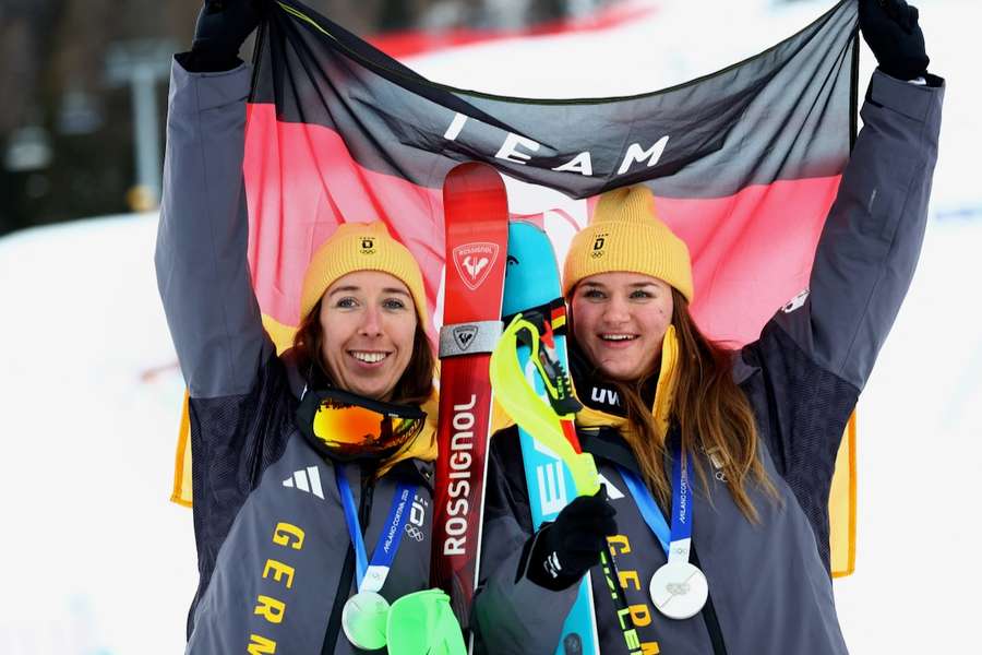 Kira Weidle-Winkelmann (l.) und Emma Aicher nach ihrem Silber-Triumph