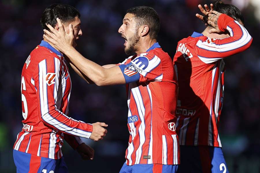 Koke felicita a Nahuel Molina por su asistencia a Sorloth en el Atleti-Getafe