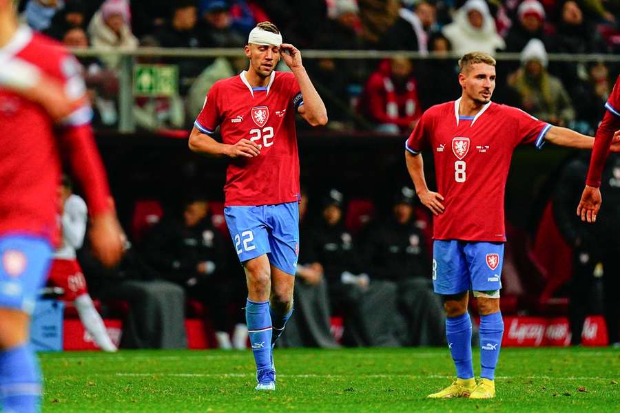 Tomáš Souček doznał krwawej kontuzji w Polsce i był dwukrotnie leczony, ale zakończył mecz z zabandażowaną głową.