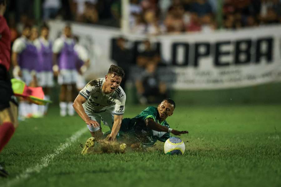 Gramado foi adversário extra para os dois times Gramado foi adversário extra para os dois times