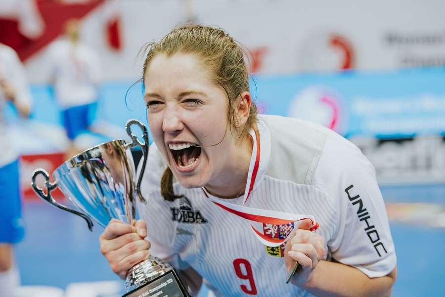 Nela Jiráková na mistrovství světa florbalistek 2023 pomohla českému týmu ke zisku bronzových medailí.