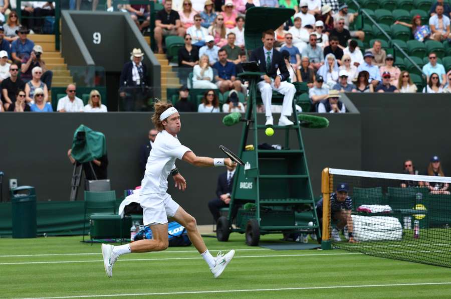 Andrey Rublev em ação durante a partida da primeira ronda contra Max Purcell