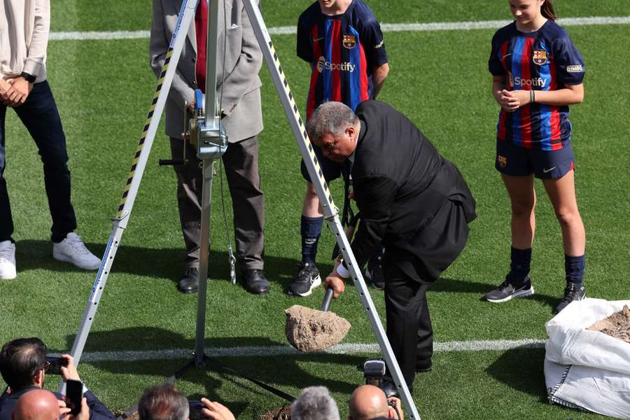 Laporta e Barça aguardam com preocupação a decisão da UEFA
