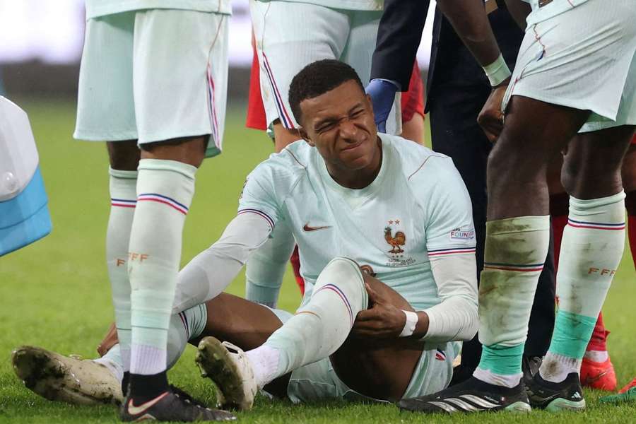 Mbappé se machucou em Turquia 0x1 França
