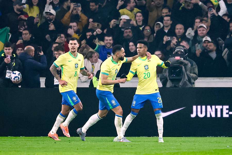 L’attaquant brésilien Estevão célèbre avec ses coéquipiers après avoir inscrit le premier but de son équipe lors du match amical entre le Brésil et la Tunisie, le 18 novembre 2025 au Stade Pierre-Mauroy, à Villeneuve-d’Ascq