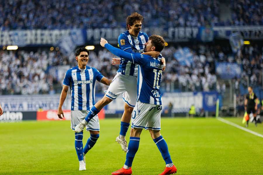Patrik Walemark i Pablo Rodriguez świętują po strzeleniu bramki podczas meczu Lecha Poznań i Korony Kielce.