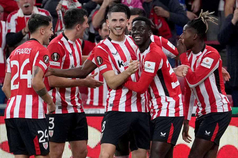 Los jugadores del Athletic felicitan a Adama Boiro por su gol