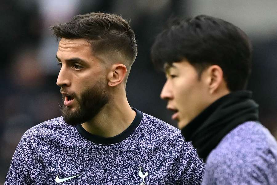 Tottenham's Rodrigo Bentancur (l) and Son Heung-min