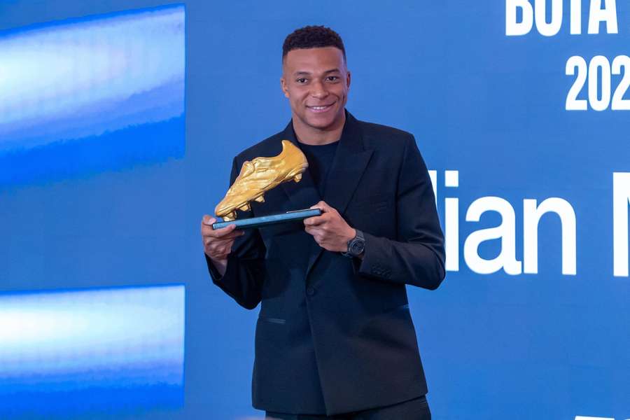 Mbappé s cenou pro nejlepšího střelce evropských soutěží. Mbappé s cenou pro nejlepšího střelce evropských soutěží.