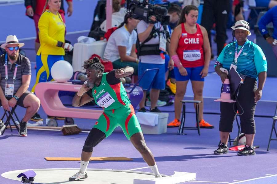 A atleta portuguesa Jéssica Inchude durante a qualificação para o ançamento do peso nos Jogos Olímpicos de Paris