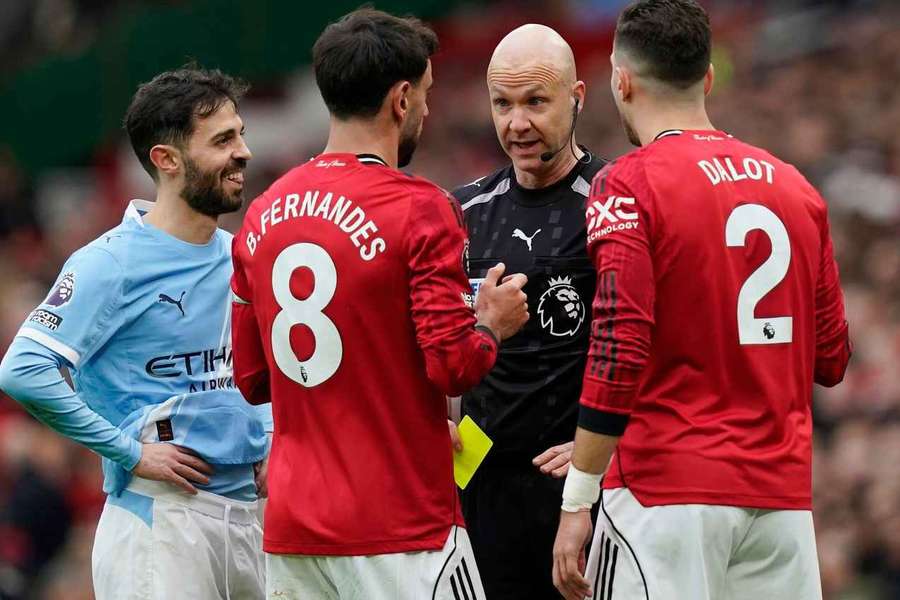 Bernardo Silva, Bruno Fernandes e Diogo Dalot com Anthony Taylor