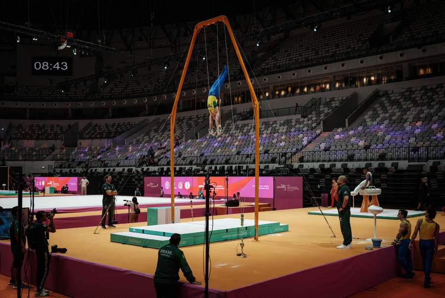 Un gimnasta brasileño entrena en Yakarta