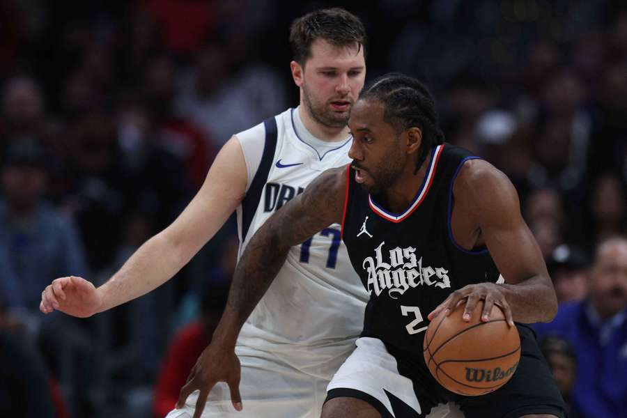 Kawhi Leonard em duelo com Luka Doncic durante os play-offs