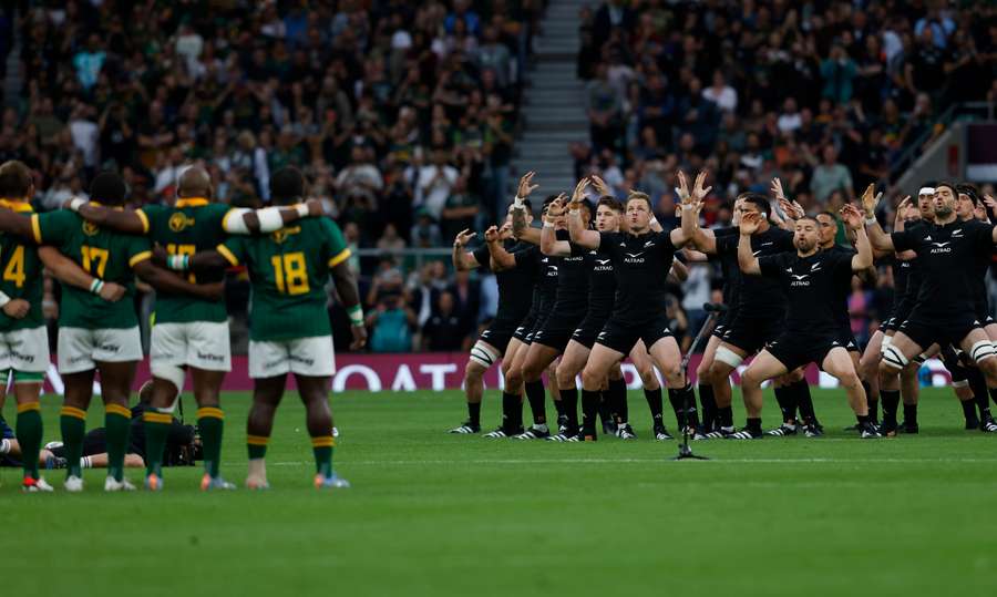 Los rivales de Nueva Zelanda asisten firmes a la haka antes de cada partido