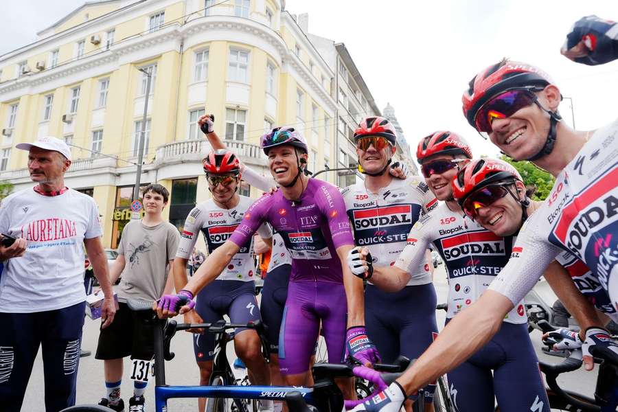 A festa de Paul Magnier com a equipa Soudal Quick-Step