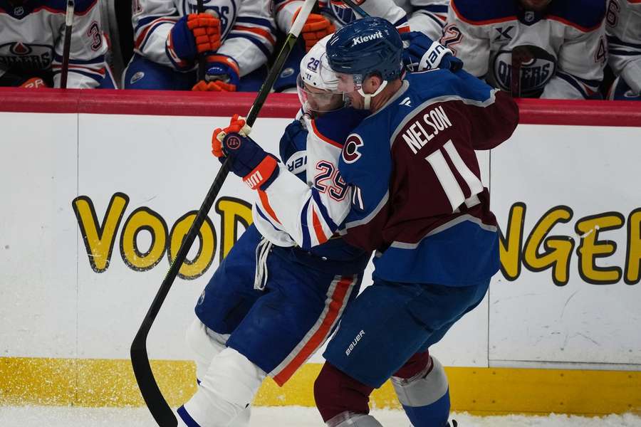 Draisaitl im Zweikampf mit Brock Nelson