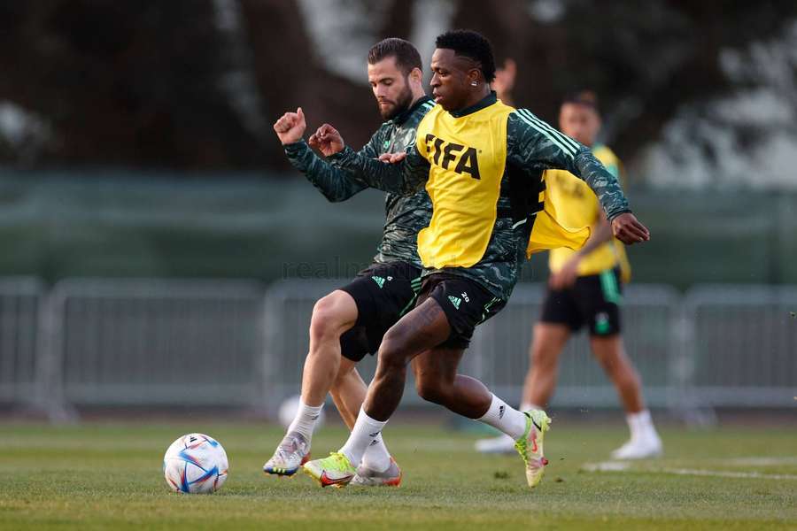 Vinícius y Nacho, durante el entrenamiento del martes.