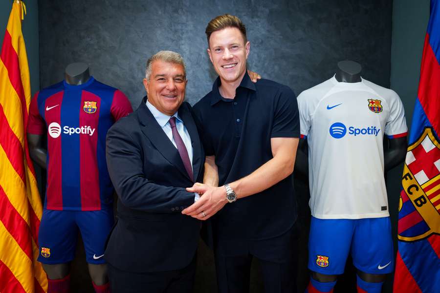 Ter Stegen et Joan Laporta posent après la signature du renouvellement. Ter Stegen et Joan Laporta posent après la signature du renouvellement.