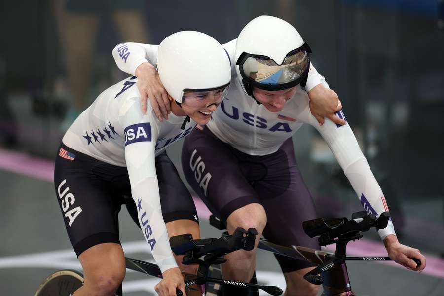 Lily Williams en Kristen Faulkner vieren het winnen van goud