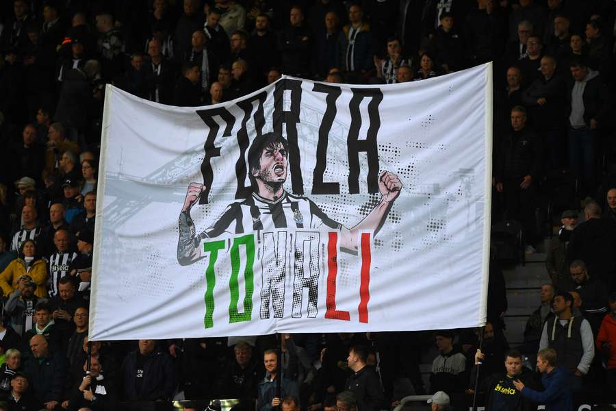 Os adeptos exibem uma faixa de apoio ao médio italiano do Newcastle United, Sandro Tonali, antes do jogo de futebol da Primeira Liga inglesa entre o Newcastle United e o Crystal Palace