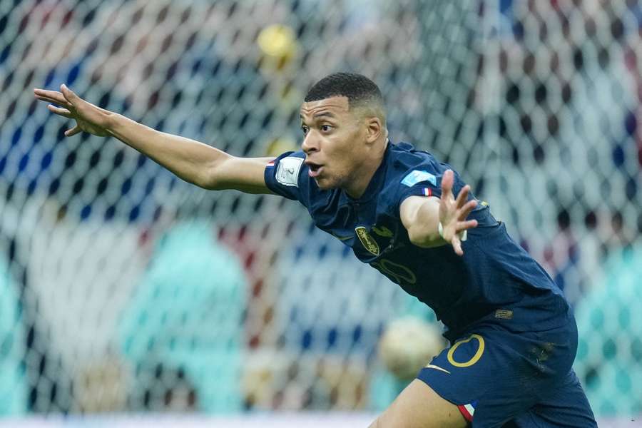 Kylian Mbappé celebra su hat-trick en la final de Catar 2022 Kylian Mbappé celebra su hat-trick en la final de Catar 2022