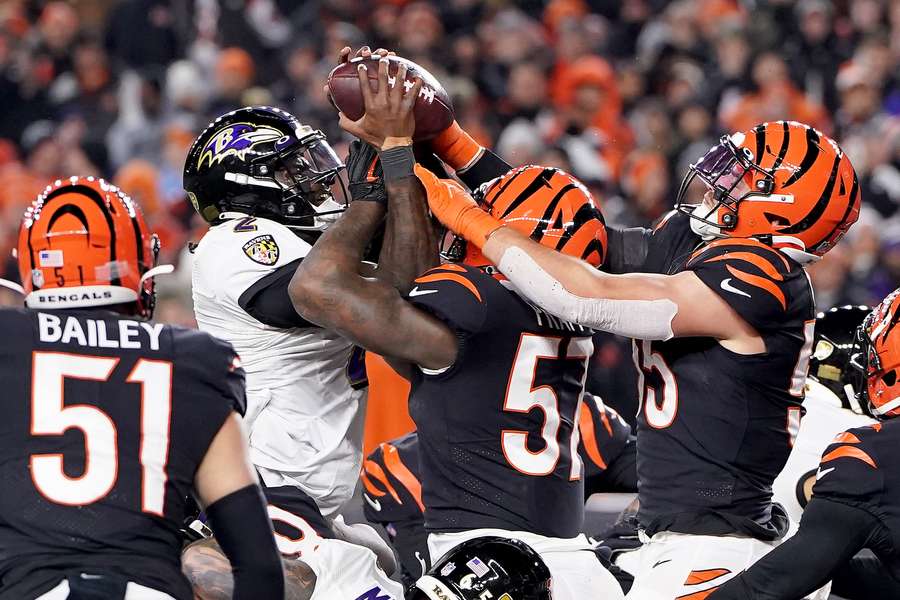 Het moment waarop Tyler Huntley de bal verliest aan de Bengals