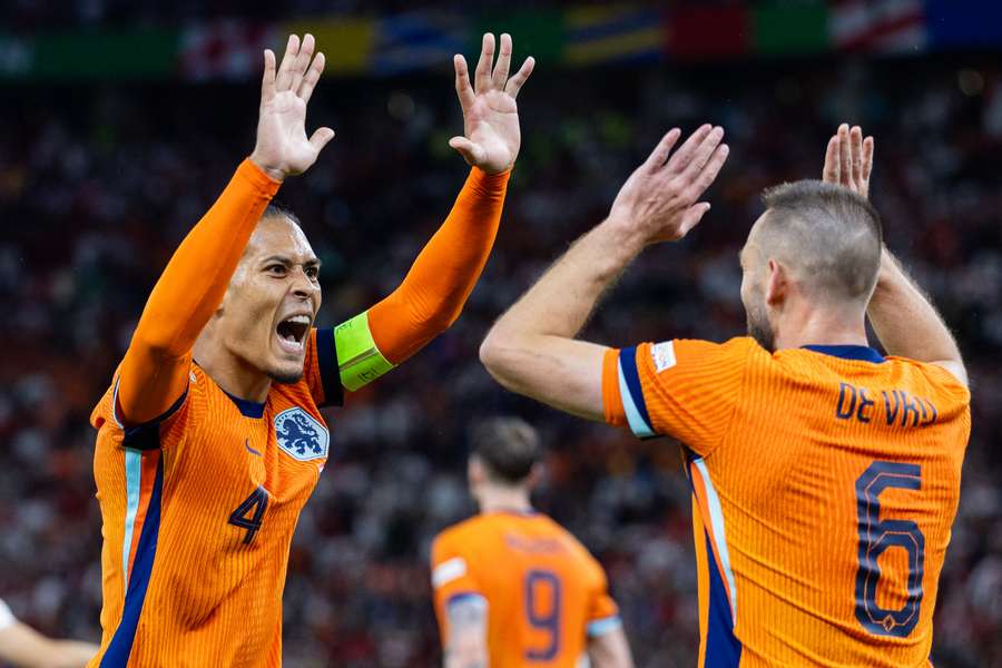 Virgil van Dijk (L) en Stefan de Vrij vormen dit EK een ijzersterk duo