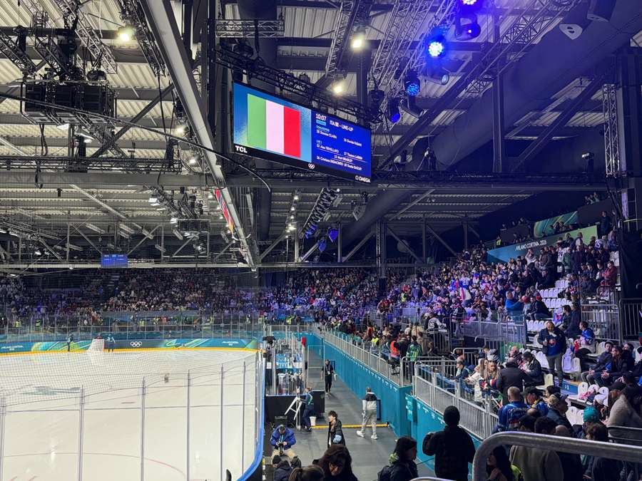 Slovenskí fanúšikovia sú na svojich miestach a majú prevahu.