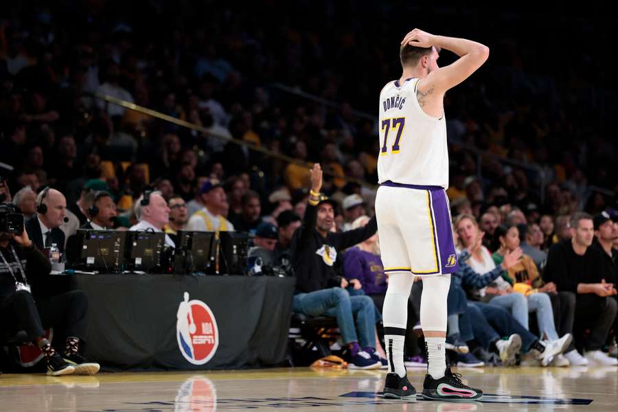Doncic se lamenta por una acción.