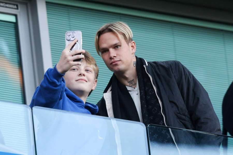 Mudryk posiert an der Stamford Bridge bereits für erste Selfies