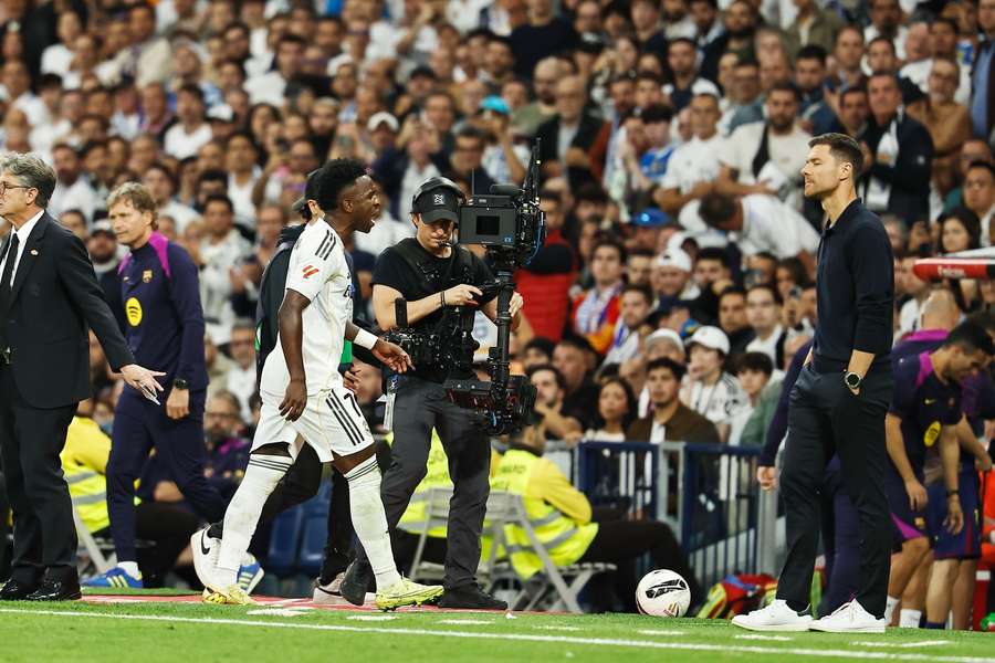 Vinicius (l.) war mit seiner Auswechslung im Clásico gar nicht einverstanden Vinicius (l.) war mit seiner Auswechslung im Clásico gar nicht einverstanden