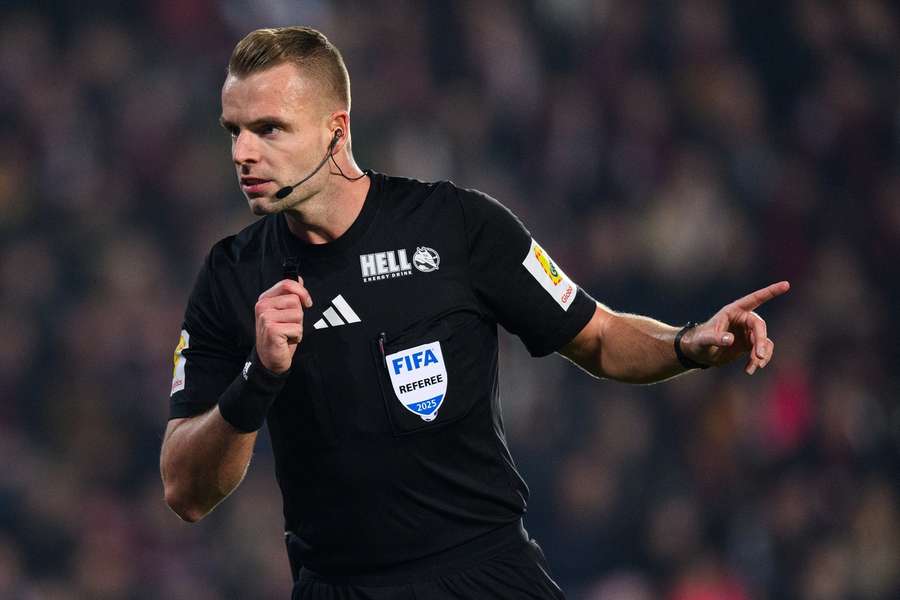 Rozhodčí Karel Rouček na Letné řešil řadu sporných situací.