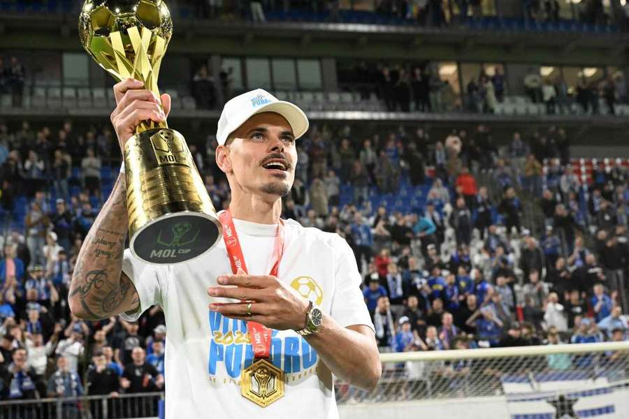 Nejlepší ligový střelec Jan Kliment. s trofejí pro vítěze MOL Cupu.