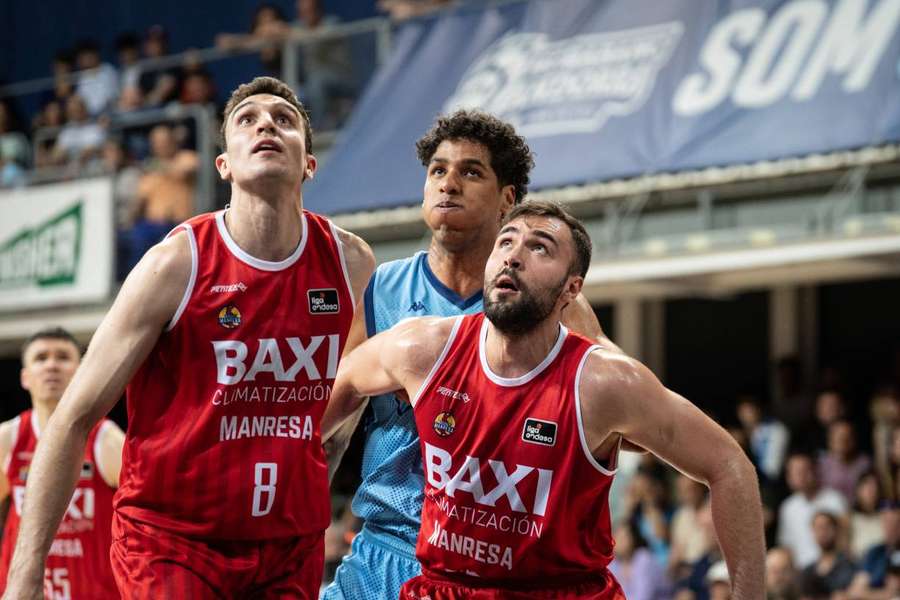 Jugadores del BAXI Manresa y del Morabanc Andorra esperando el rebote