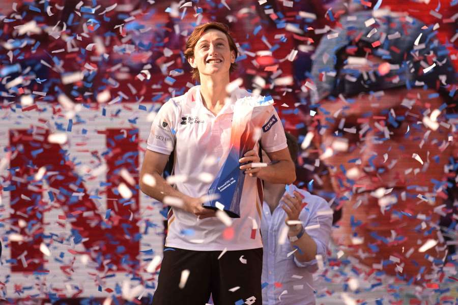 Buse oslavuje životný triumf. Buse oslavuje životný triumf.
