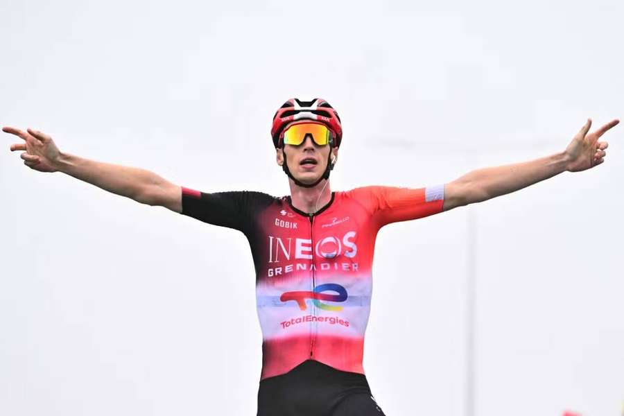Arensman a jeho víťazné gesto v cieli 14. etapy TdF. Arensman a jeho víťazné gesto v cieli 14. etapy TdF.
