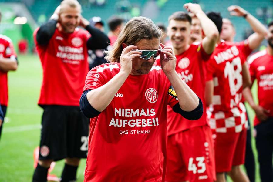 Zur Feier des Tages setzte Bo Henriksen auch mal die schnelle Brille auf.