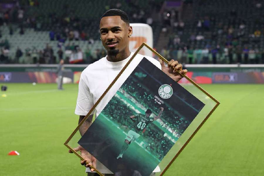 Allan deixa o Palmeiras para ser novo reforço do City Allan deixa o Palmeiras para ser novo reforço do City
