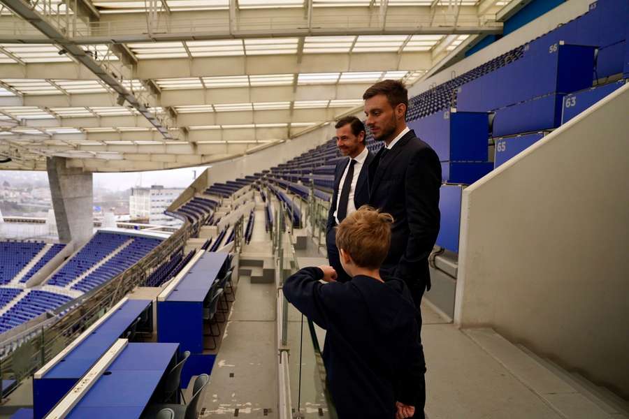 Martín Anselmi con André Villas-Boas en el estadio Dragão