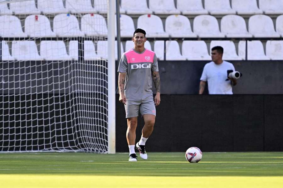 James no aquecimento do jogo com o Barcelona