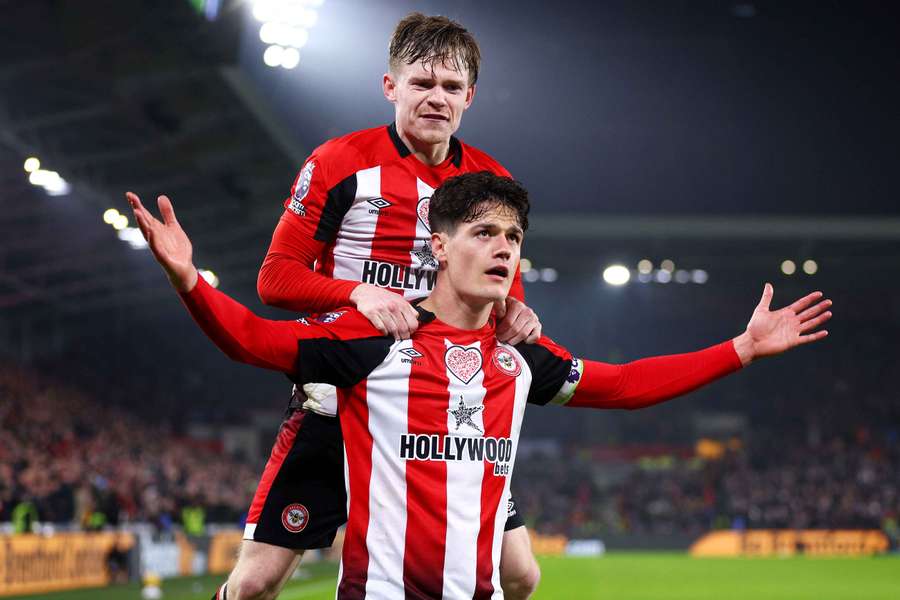 Christian Norgaard celebrando con su compañero Keane Lewis-Potter el gol del empate del Brentford.
